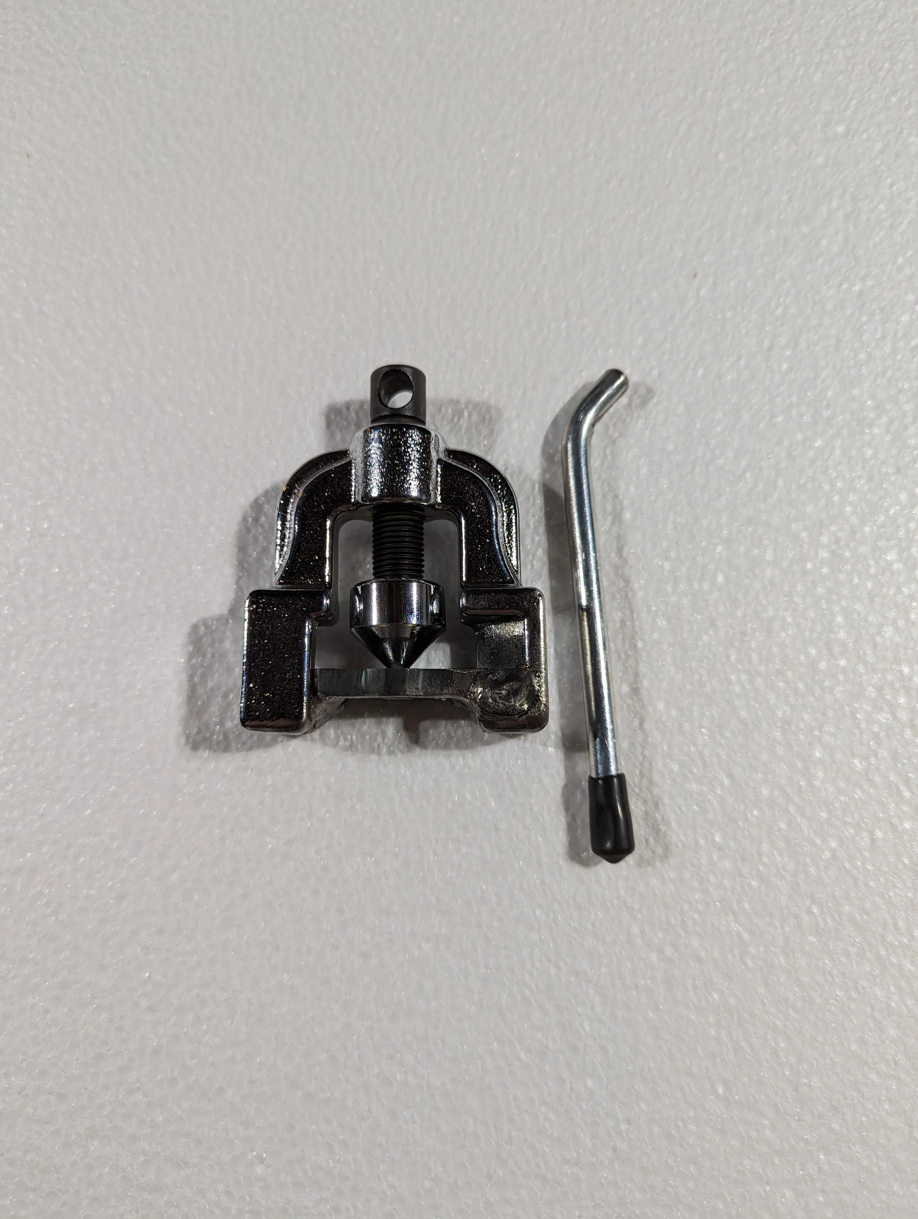Installation tool for bronze door bushings